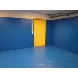 PROTECTION MURALE SUR MESURE EN MOUSSE HOUSSÉ D'UNE BÂCHE - DIMASPORT